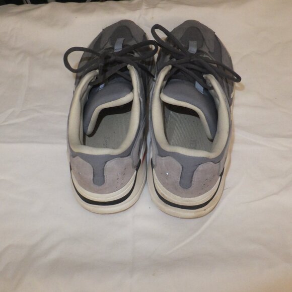 Athletic_Shoes
